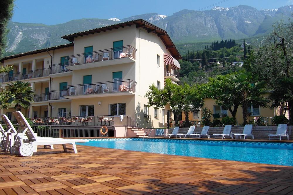 Hotel Casa Serena Μαλτσεζίνε Εξωτερικό φωτογραφία